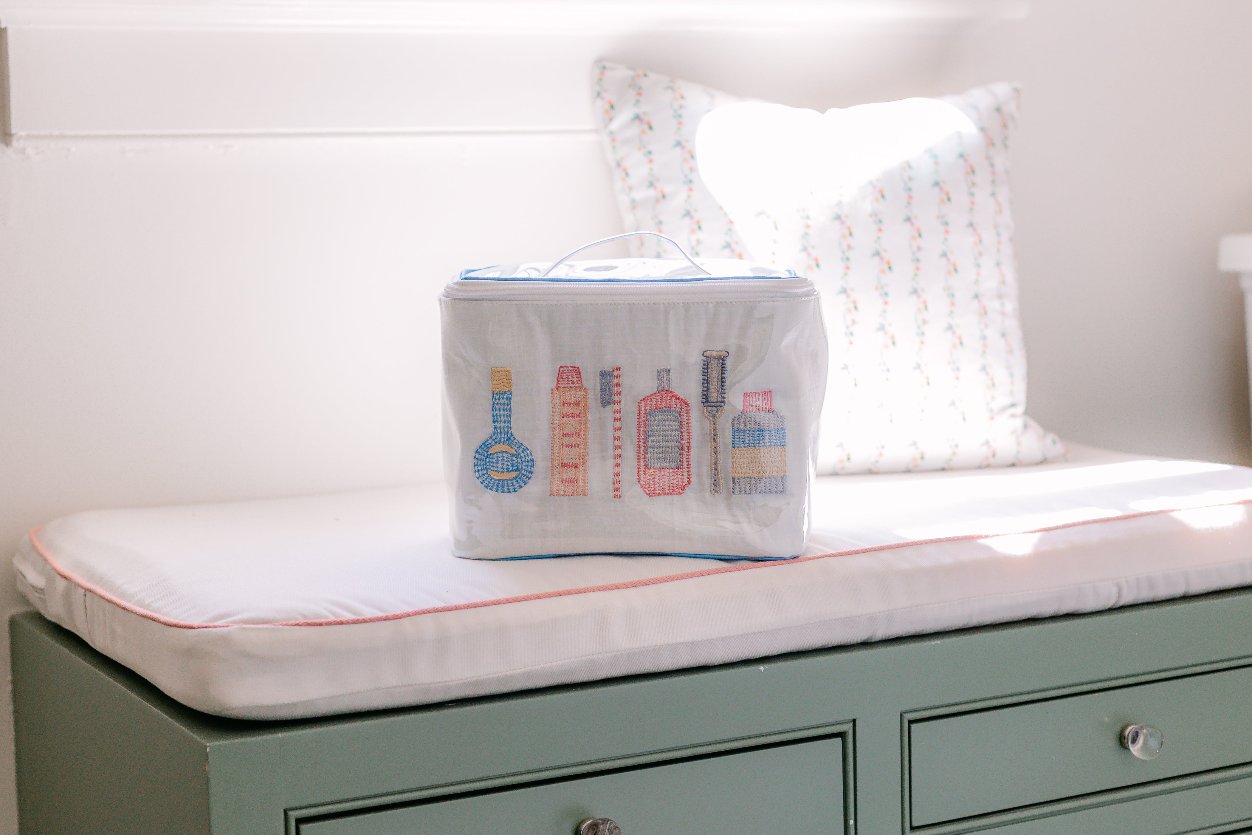 ESSENTIALS TRAIN CASE - Lenora