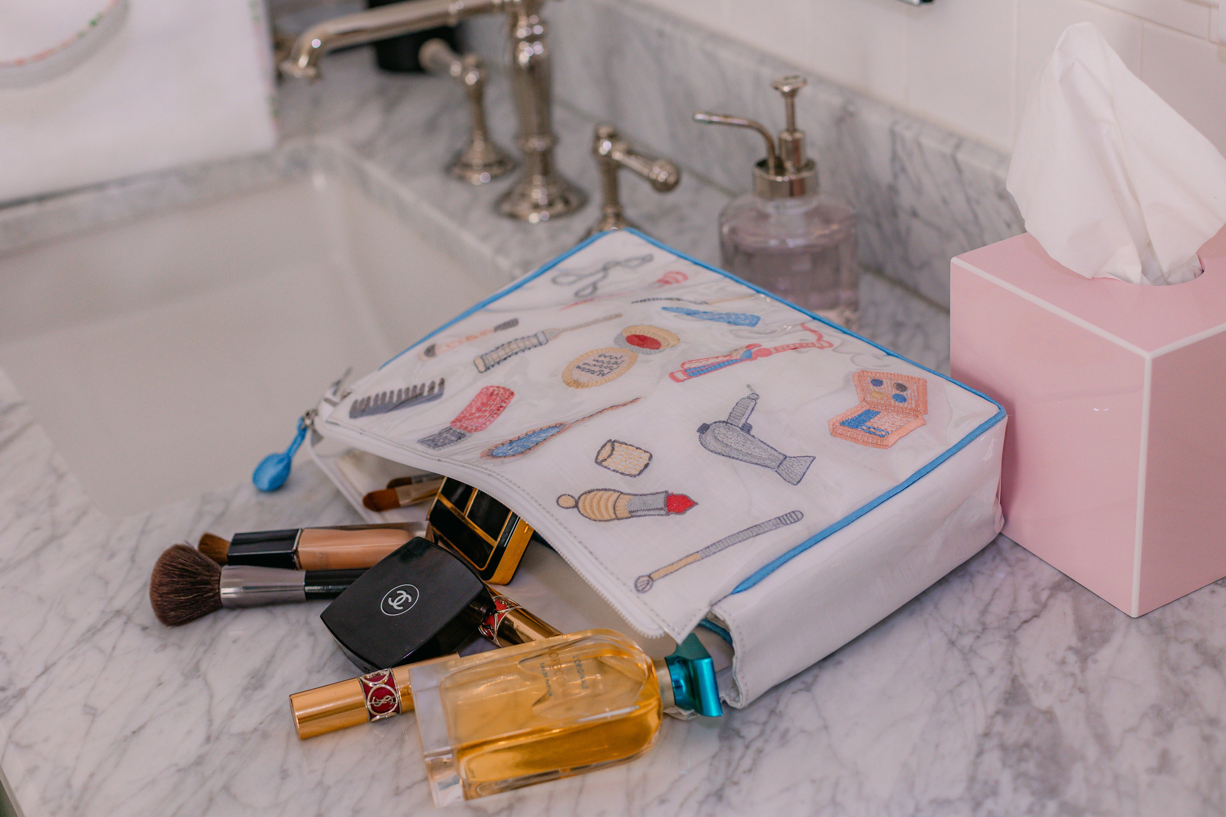 ESSENTIALS LARGE MAKEUP BAG - Lenora