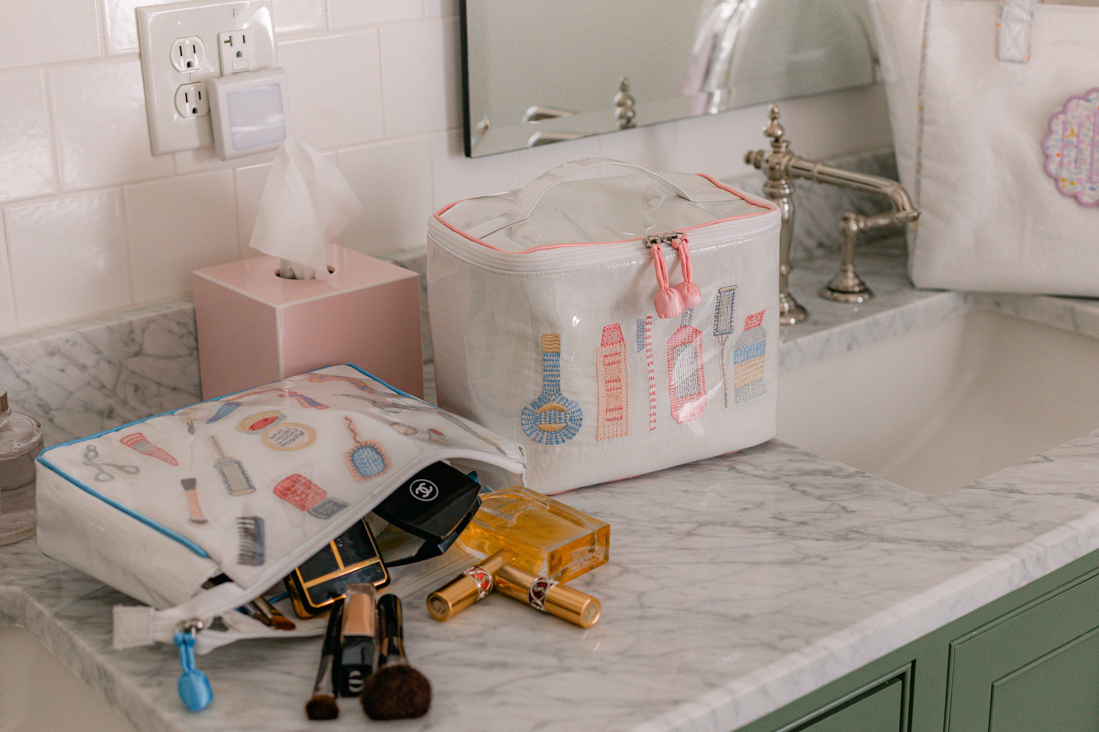 ESSENTIALS LARGE MAKEUP BAG - Lenora