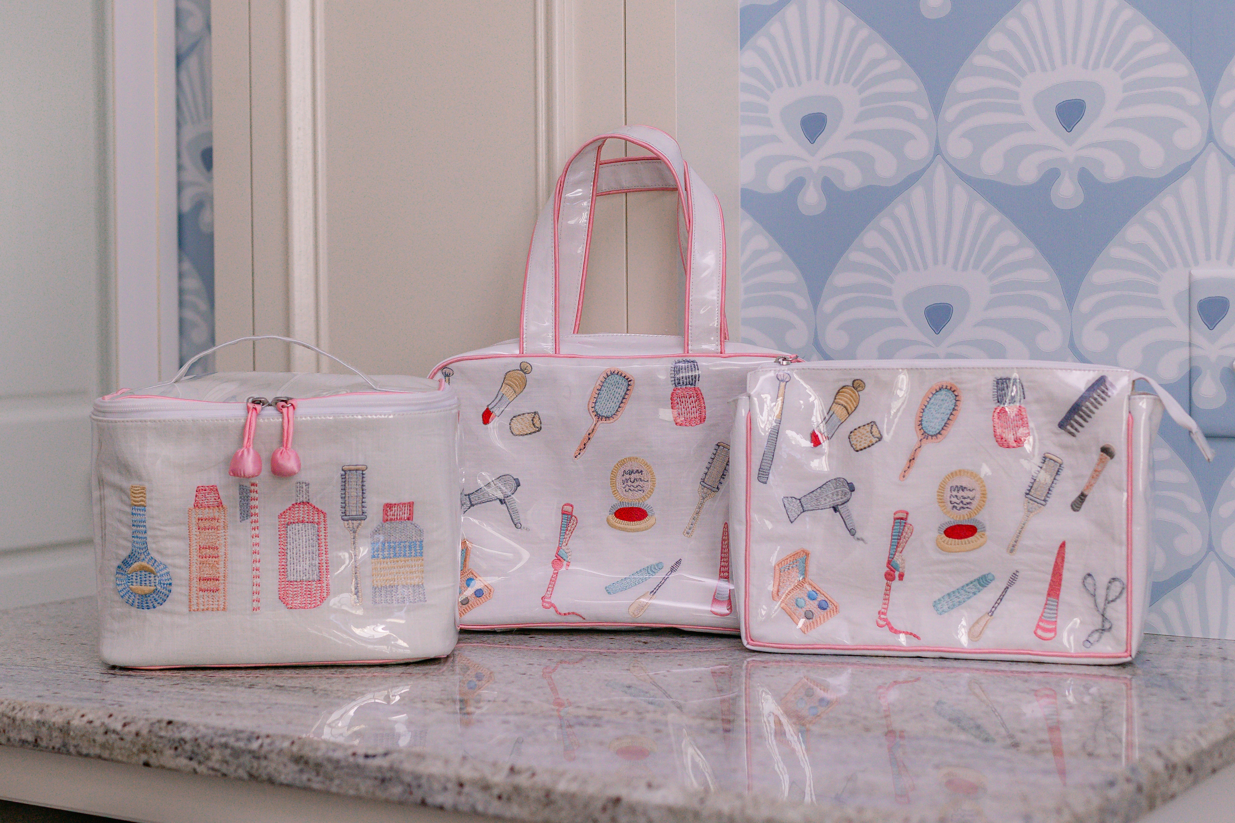 ESSENTIALS LARGE MAKEUP BAG - Lenora