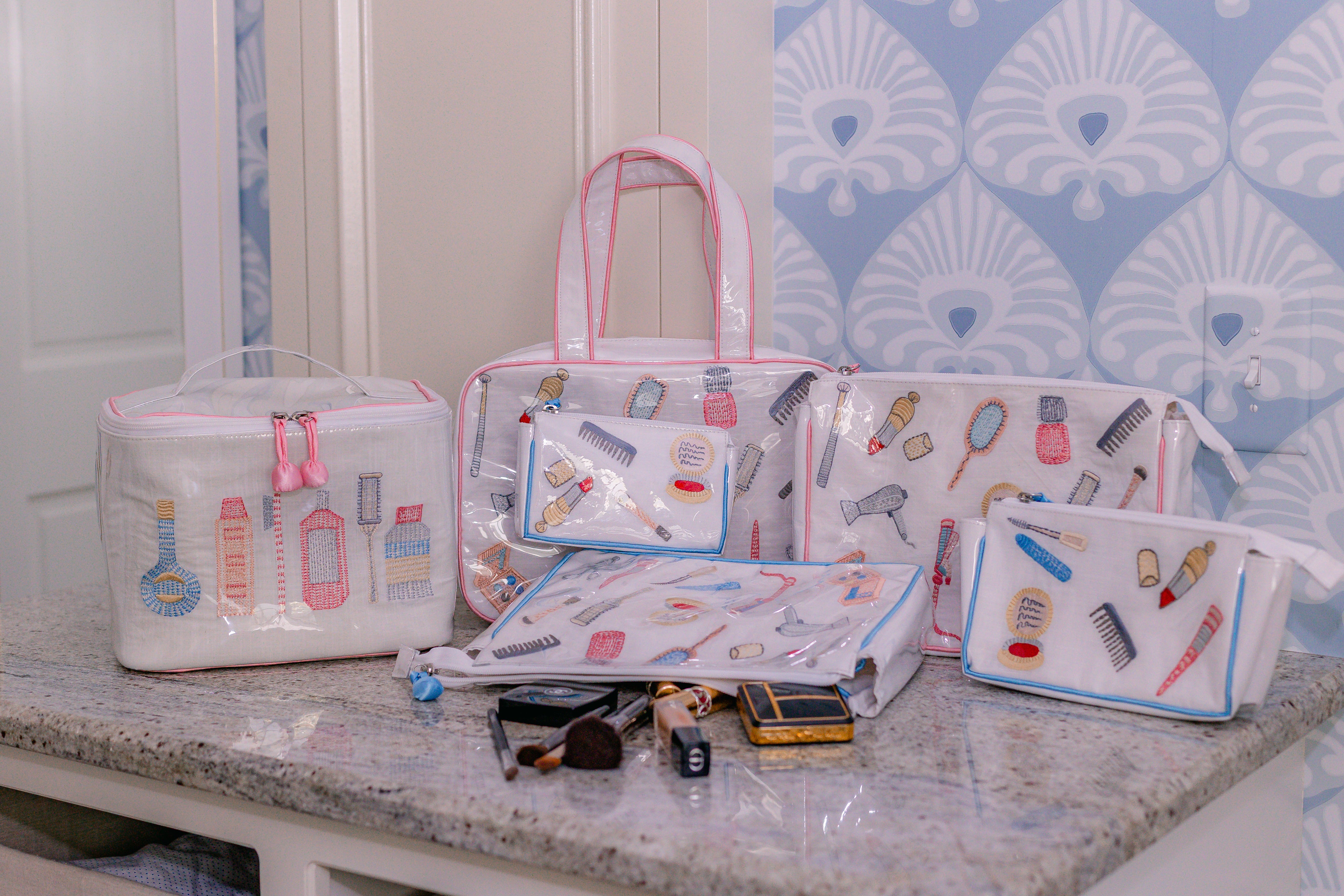 ESSENTIALS SMALL MAKEUP BAG - Lenora