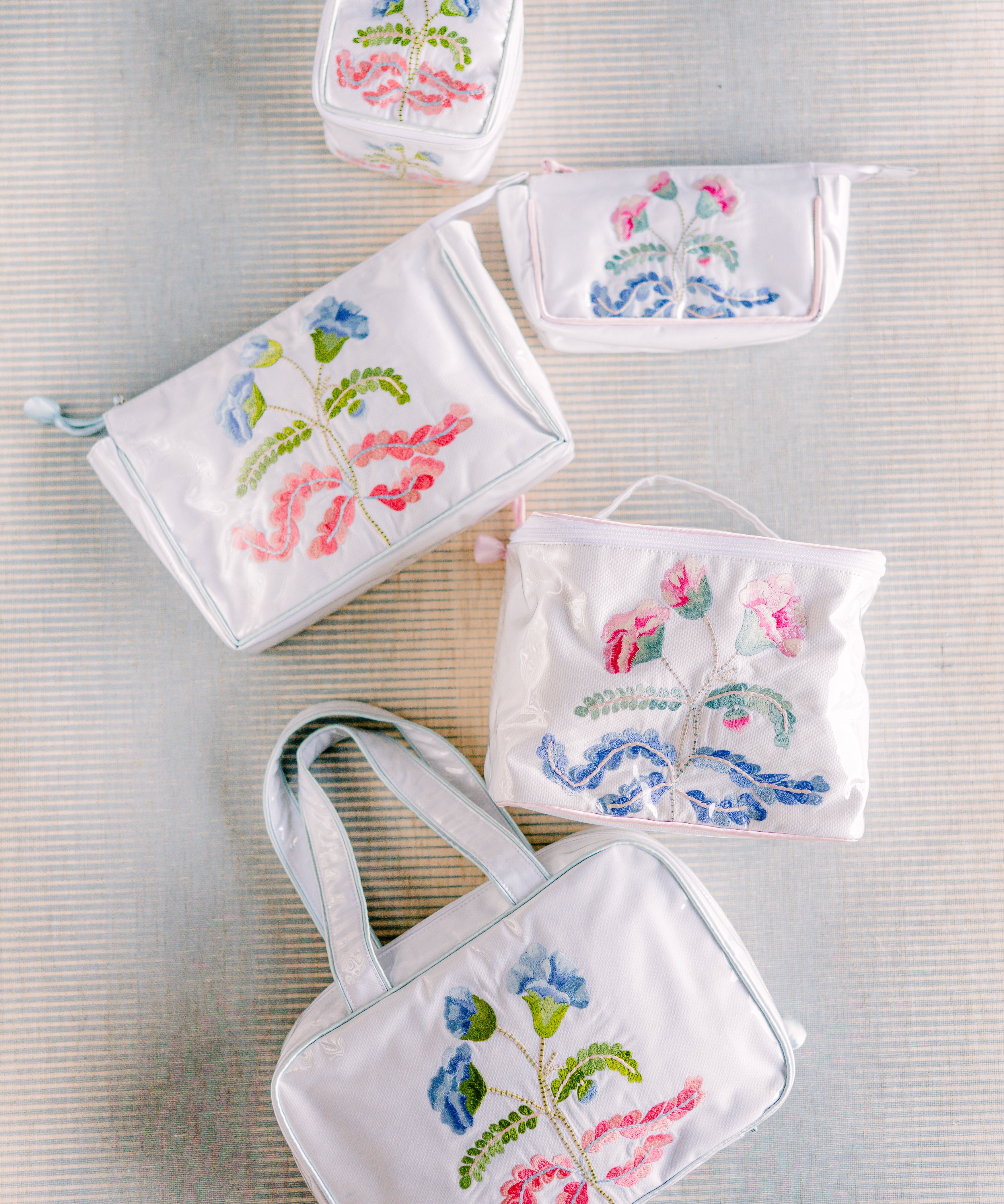 DOUBLE HANGING CARNATION BUNDLE - Lenora